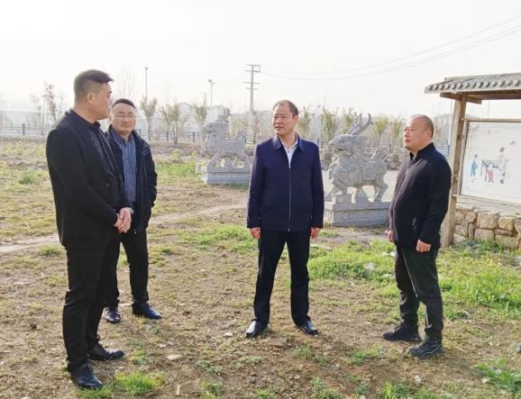 3月28日,青山泉镇党委书记张健到花庄村调研人居环境整治工作开展情况