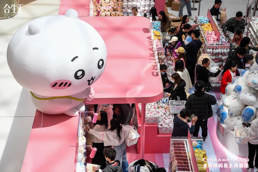为了买到心仪的周边,即便日本当地的粉丝也要花上数小时排队