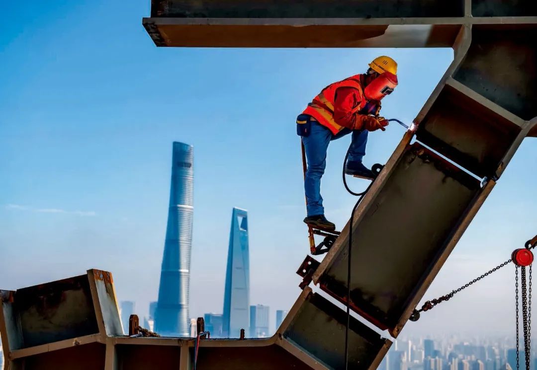 该书作者胡志民是一位生长于黄浦江畔的城市建设者