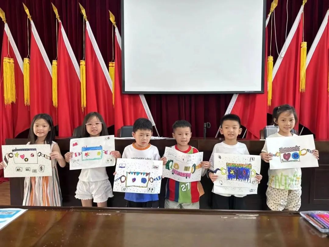 从幼儿园开始,她就在市区学习画画.