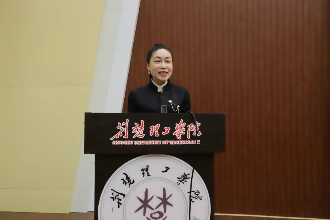 荆楚理工学院党委常委,副校长戴伟致辞启动仪式上,与会人员观看了荆门