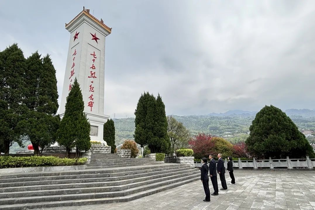 长阳县烈士陵园02在黎化南将军雕像前,全体党员干警静静追思,深深缅怀