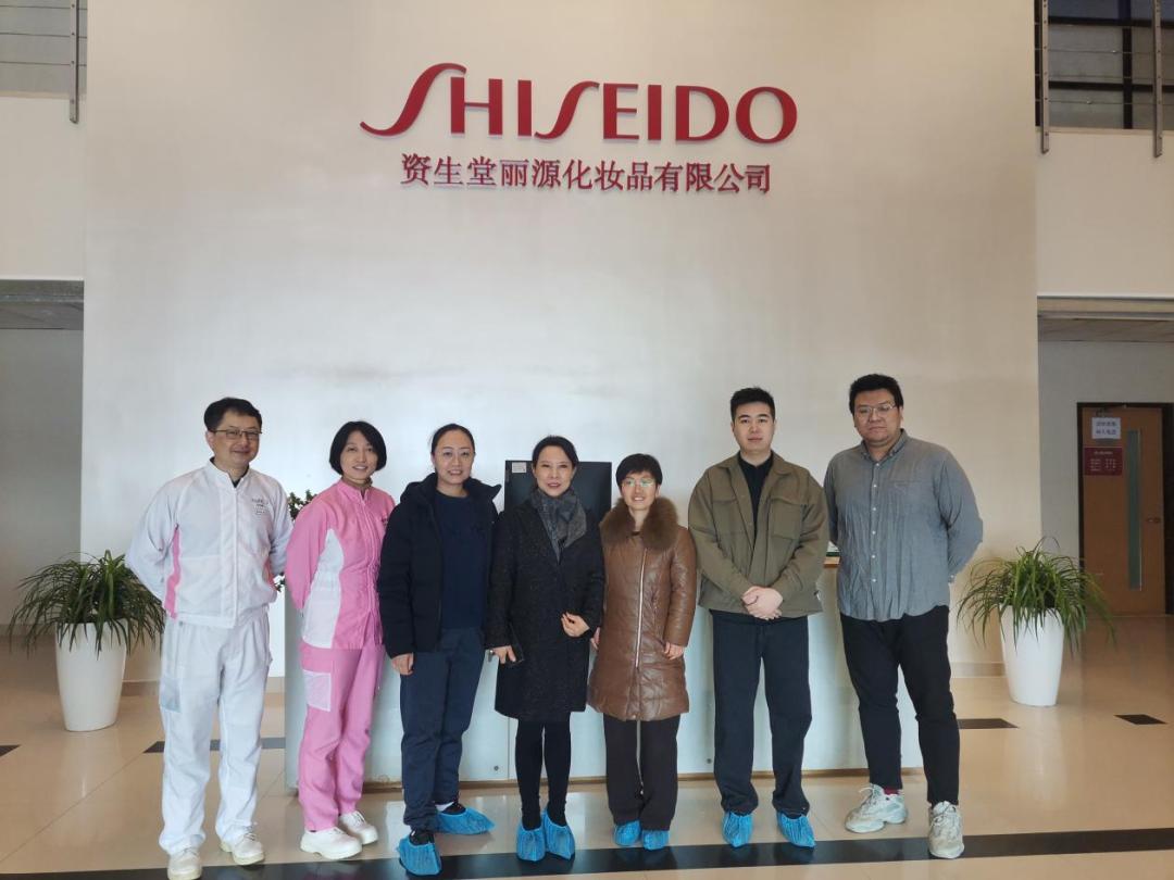 在资生堂丽源化妆品有限公司的参观过程中,谷丹部长详细介绍了公司的