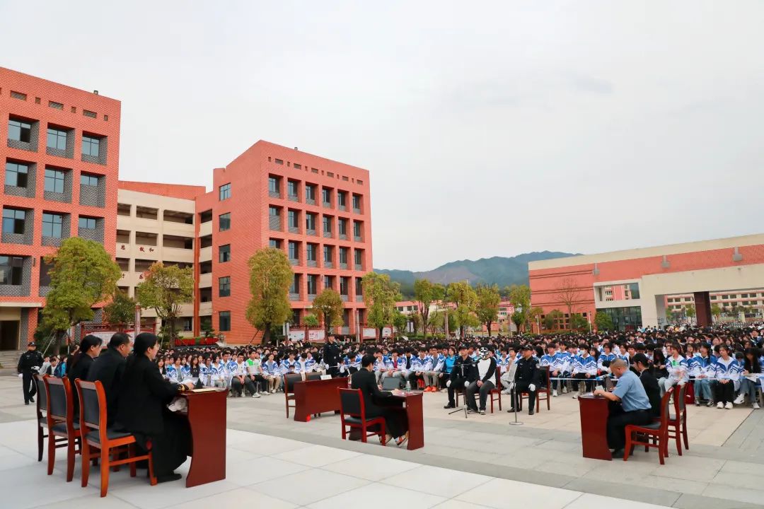 旁听人数超4000全南法院公开审理05后小伙涉掩饰隐瞒犯罪所得罪一案