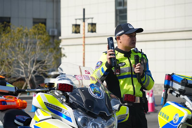 金陵铁骑进军营,普及交通安全知识