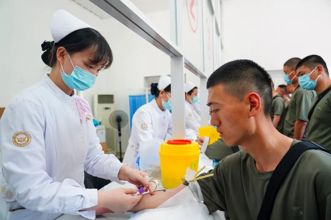 该医院主动优化体检流程,为体检新兵提供"一站式"上门体检服务,配备