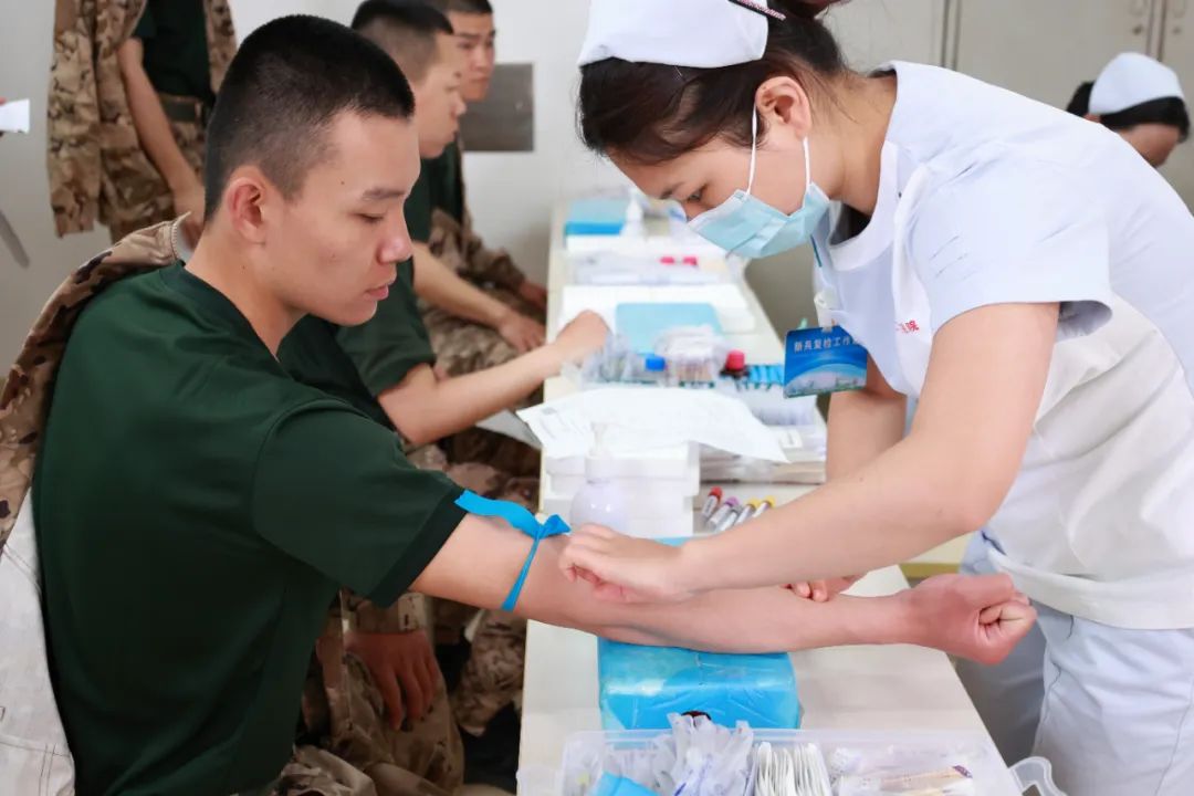 联勤保障部队第926医院抽组专家骨干,携带相关检查设备,走进体系部队