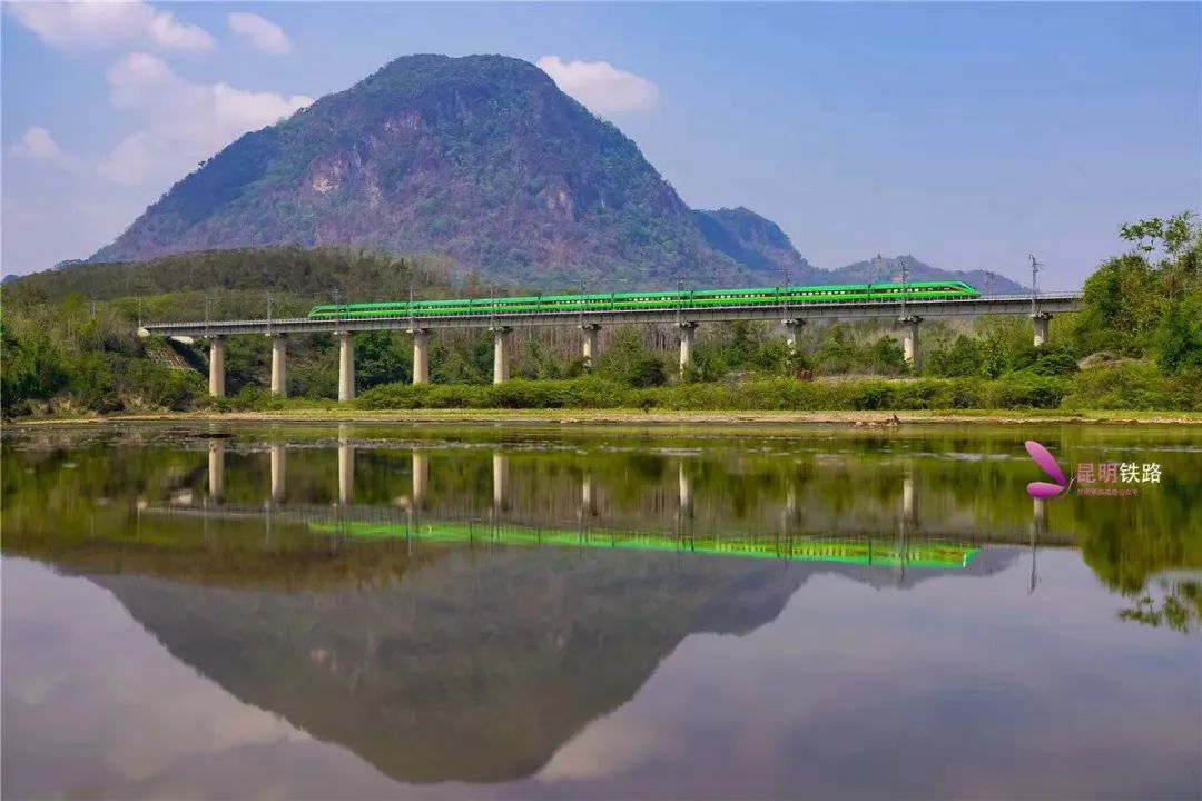 跟着铁路网红影老板打卡,看中老铁路沿线站车都有哪些特色服务