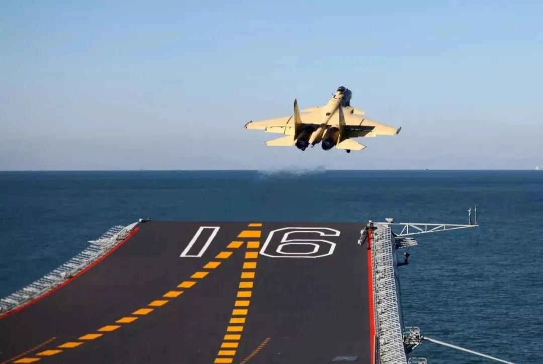 歼15舰载机起飞23年来,多型航空装备批量交付列装人民军队23年了人们