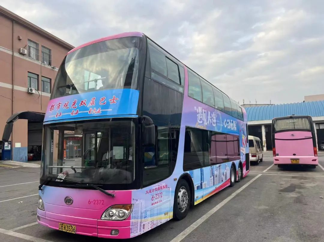 安排双层旅游巴士开上港东五街