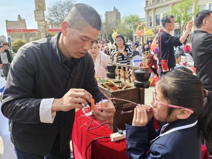 西安非遗传承人队伍进社区 市民零距离体验"手作之美"