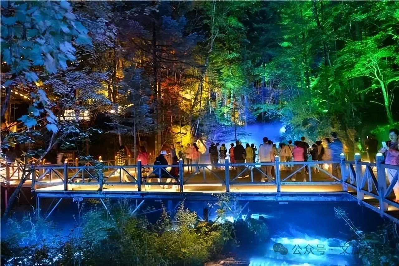 配合音效将景区变成了一片流光溢彩的不夜森林这里的夜景灯光秀尤其