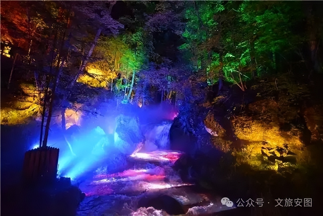 配合音效将景区变成了一片流光溢彩的不夜森林这里的夜景灯光秀尤其