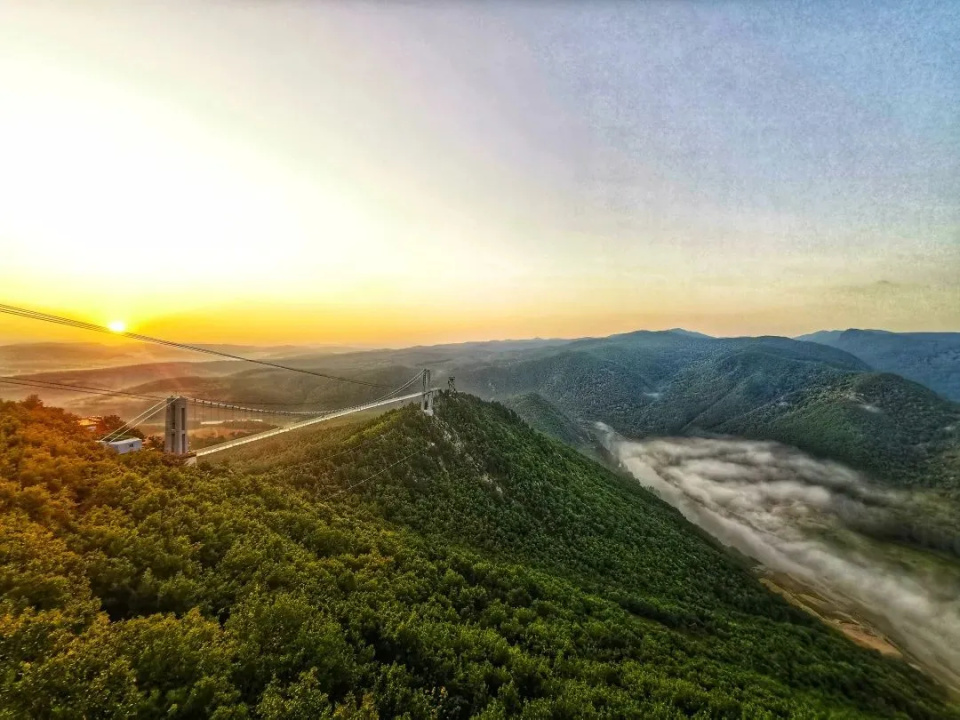 琵岩山紧邻市中心,树木丛生,百草丰茂,风景宜人,时而