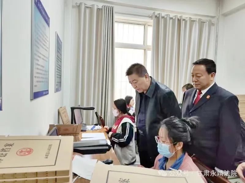 宋学功与永靖县法院党组班子,中层领导干部座谈交流,认真听取汇报