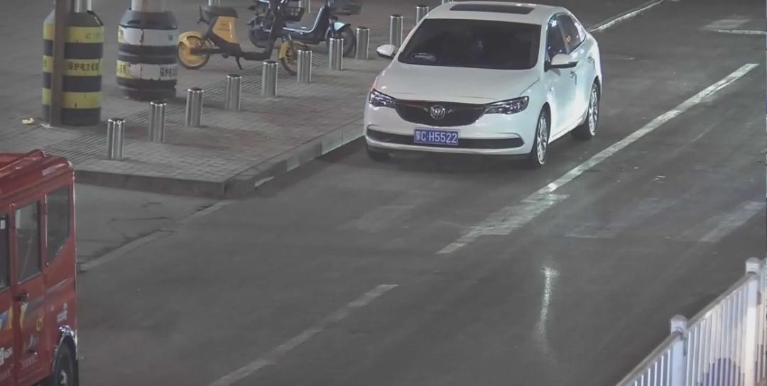 z违法地点:西卓子山街违法时间:3月26日违法车辆:蒙ceg639违法地点:西