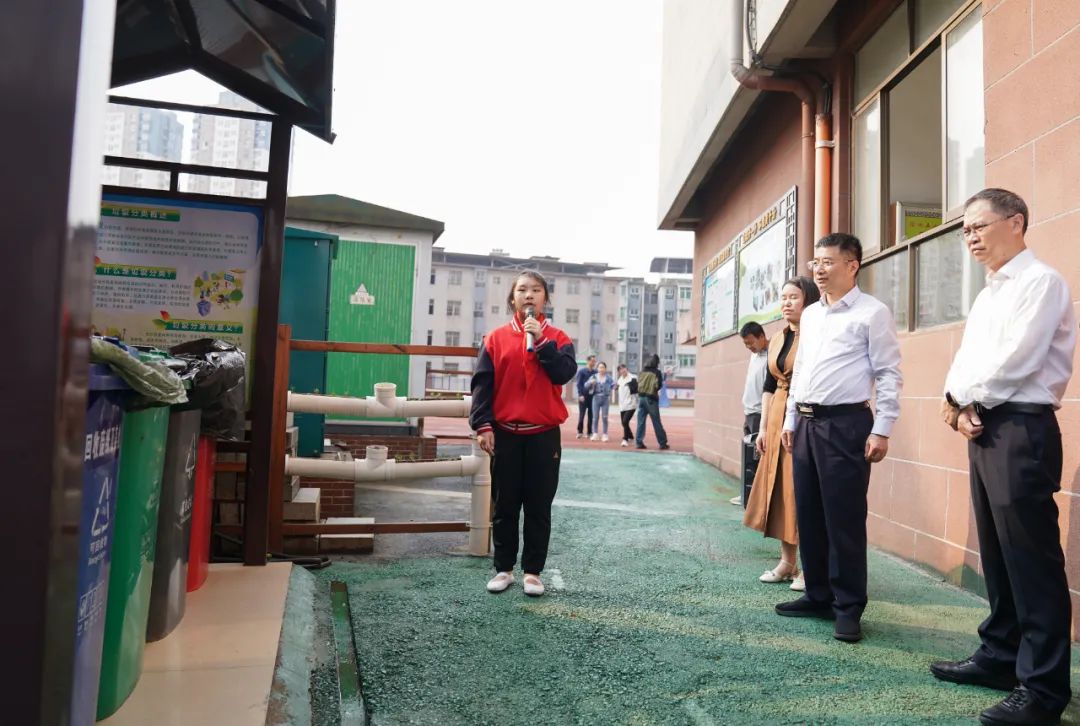 副市长贺利华主持会议,市政府秘书长李虹参加会议.