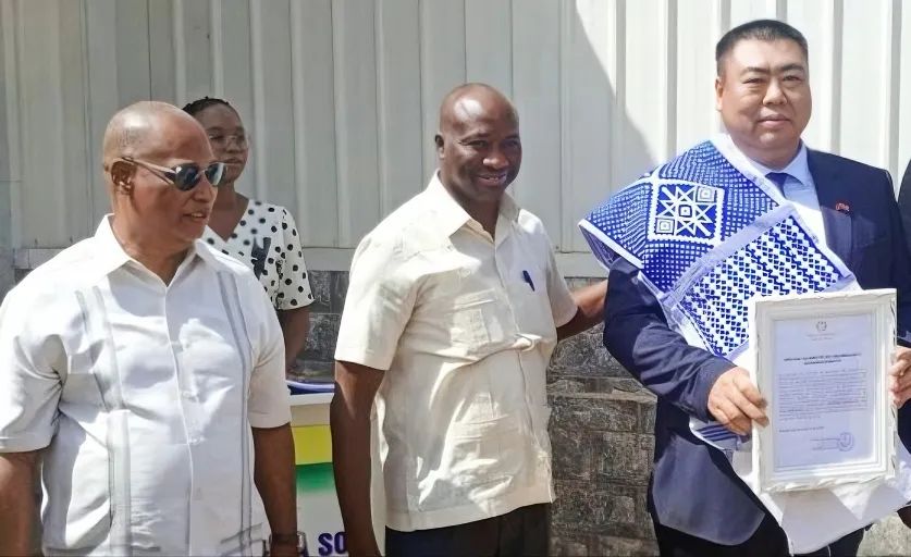 驻几内亚比绍大使出席几比总理德巴罗斯向中水公司驻几比代表孙志祥