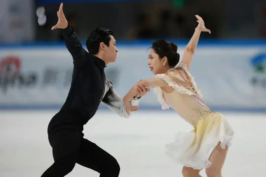 在这场2023-2024赛季花样滑冰比赛的收官之战中,哈尔滨市冬训中心运动