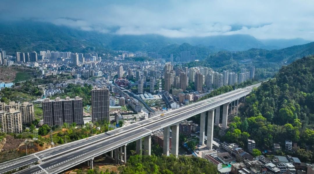 实现了高速公路与规划温武吉铁路文成站的有机衔接,促进了樟山片区