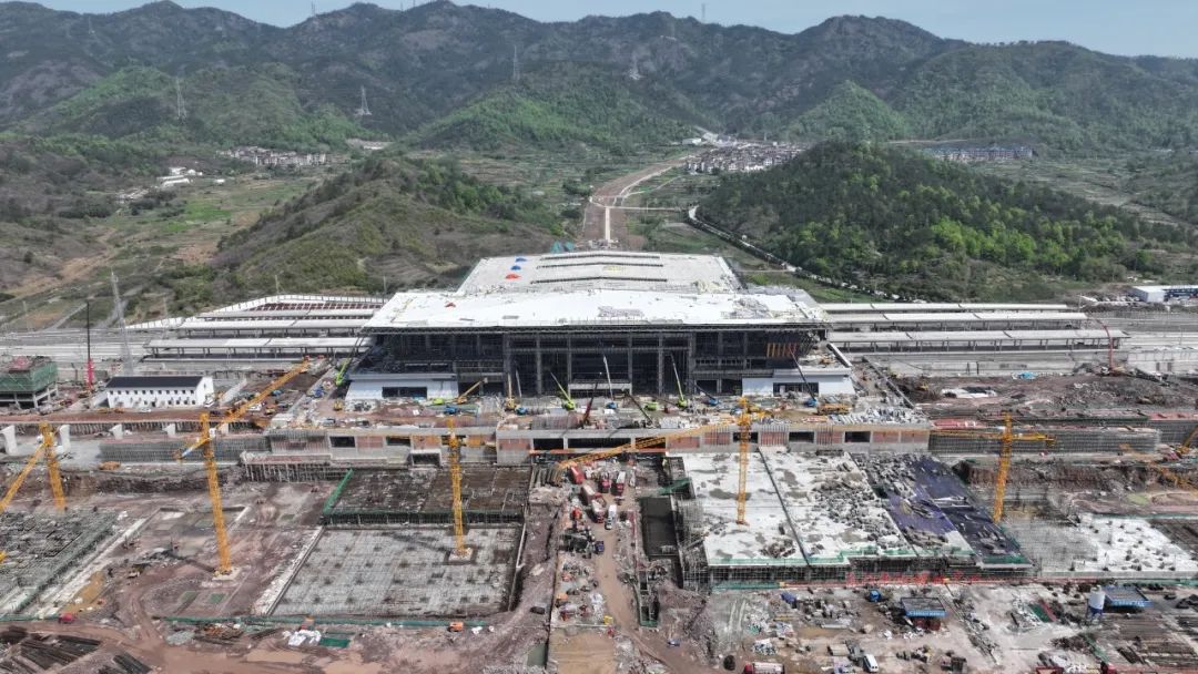 杭温高铁横店站站型为线侧 高架,站场规模3台8线,站房总建筑面积3万