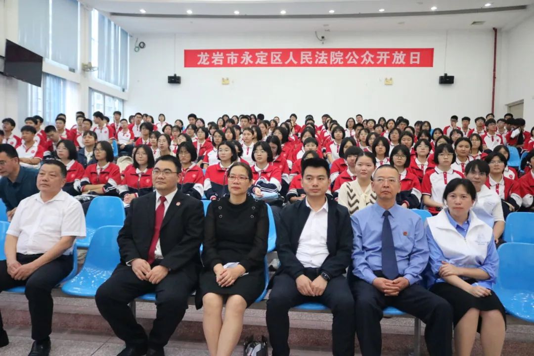点评,合影"庭审"结束后,永定一中副校长游爱萍表示要以案为鉴,切勿以