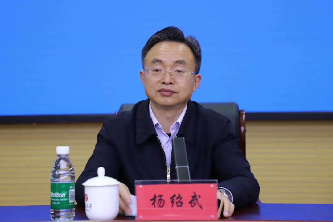 会上宣读了任命决定,杨绍武为新任人民陪审员颁发任命书.