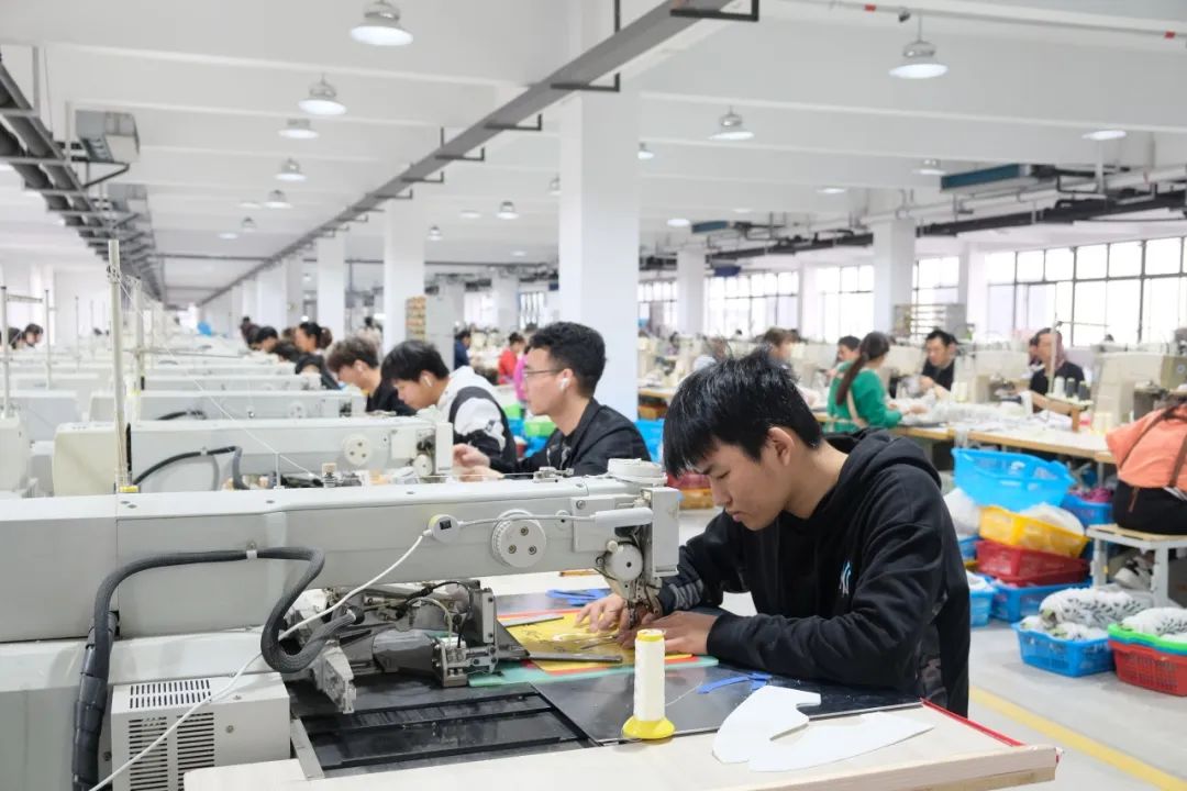 3月29日,温州天鱼鞋业有限公司的车间内机器轰鸣运作,300余名工人动作