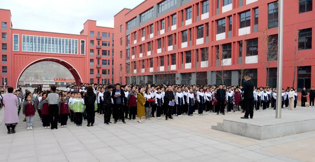 4月1日,米脂法院组织干警在米脂县第四中学开展反校园欺凌普法宣传