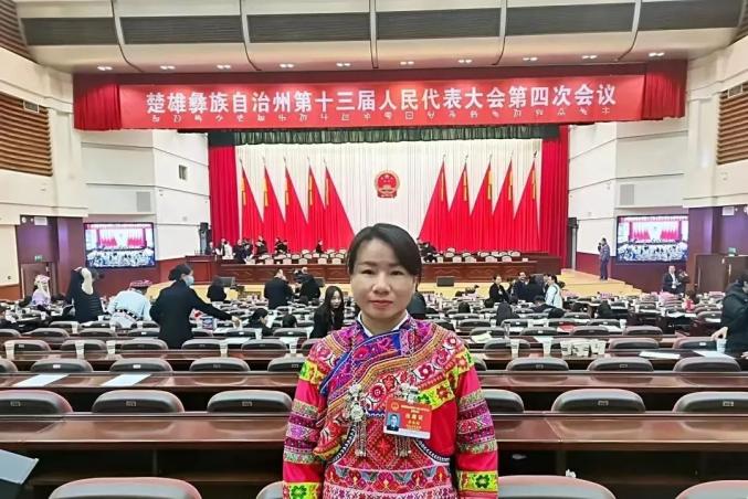 曾经偷穿爸爸警服的小女孩,把荣誉证书带到了父亲墓