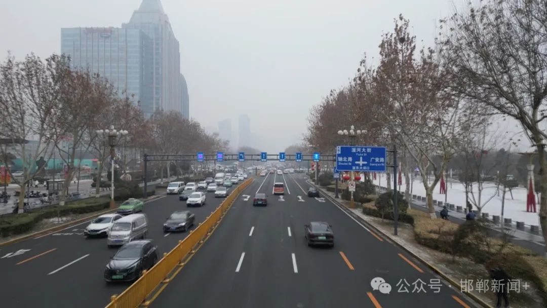 在人民路邯郸大剧院路段记者看到,路上新增设的门架式可变车道标志牌