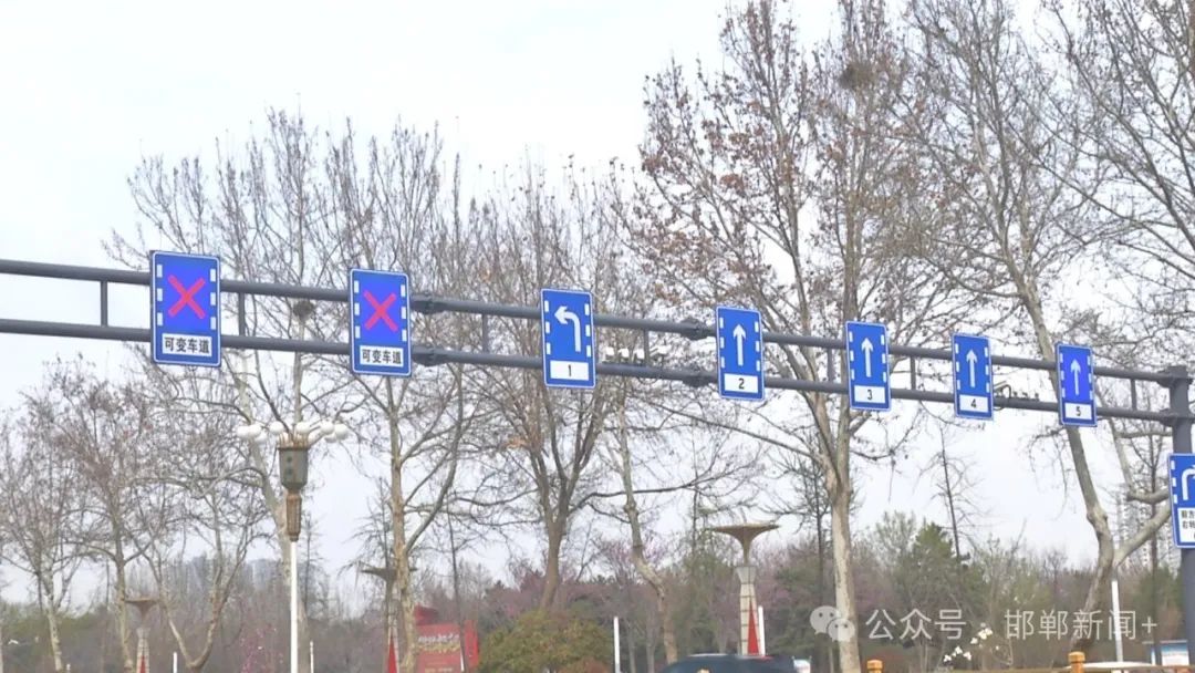 在人民路邯郸大剧院路段记者看到,路上新增设的门架式可变车道标志牌