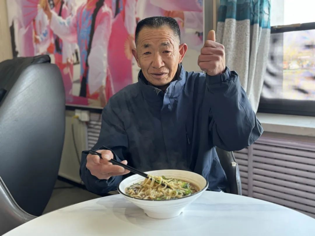 张宝安是一名来自内蒙古包头的长途货车司机,跑了十几年长途货运的他