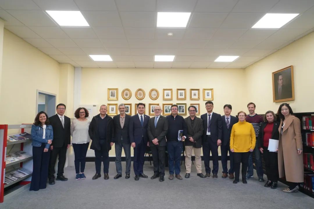 在里斯本大学,王宏舟一行参观了相关科研实验室,听取海洋生物及工程