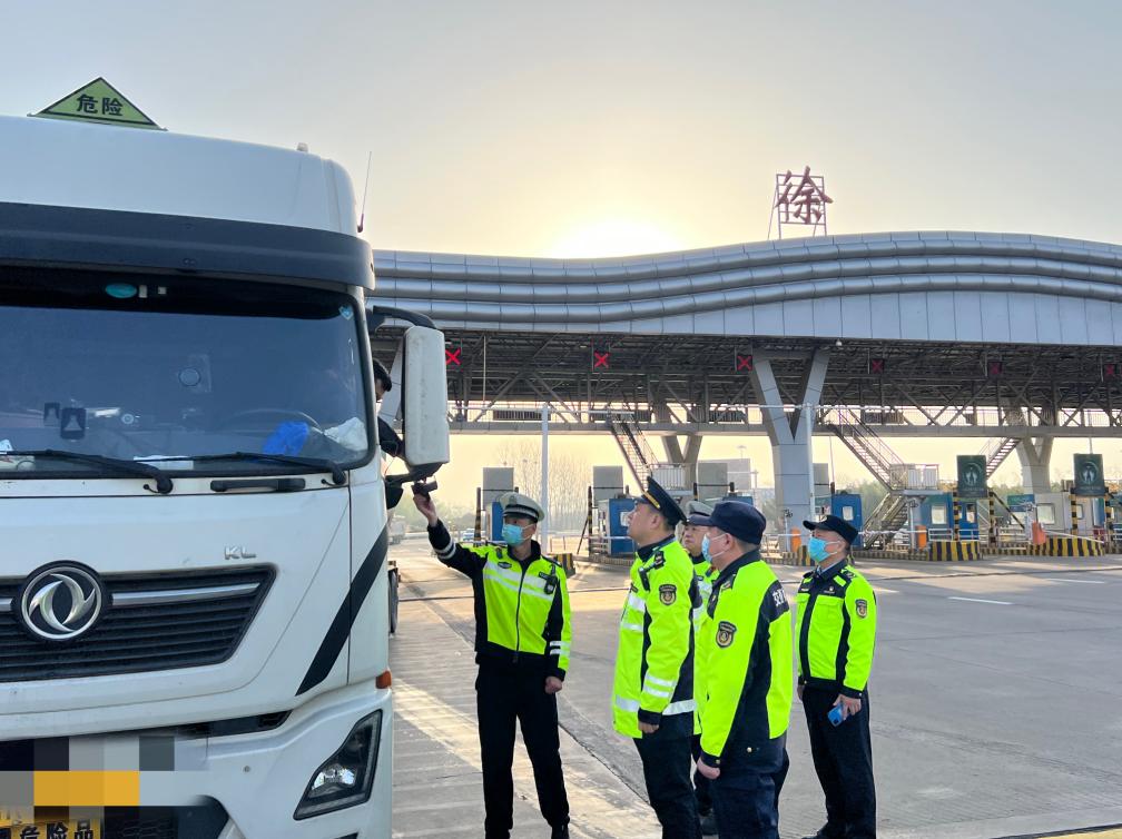 徐州交通执法支队联合高速京沪连徐徐盐支队共同开展交通蓝护卫2024