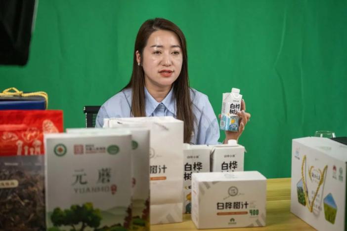 在伊春森工电子商务产业园,电商主播直播售卖桦树汁(2024年3月12日摄)