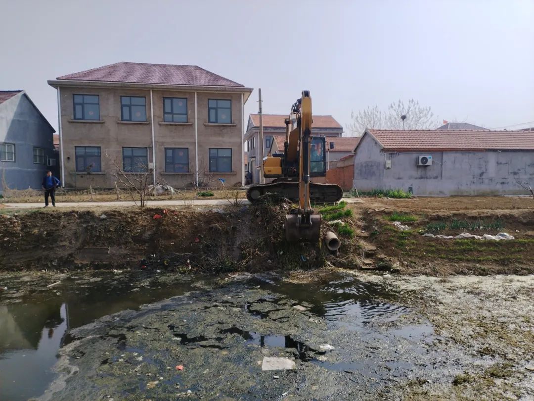 截至目前,全镇累计使用挖掘机55台次,动员500余人参与环境整治,清理