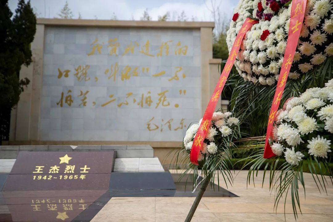 王杰烈士纪念馆重温老班长英雄事迹连队官兵代表与烈士陵园解说员共同