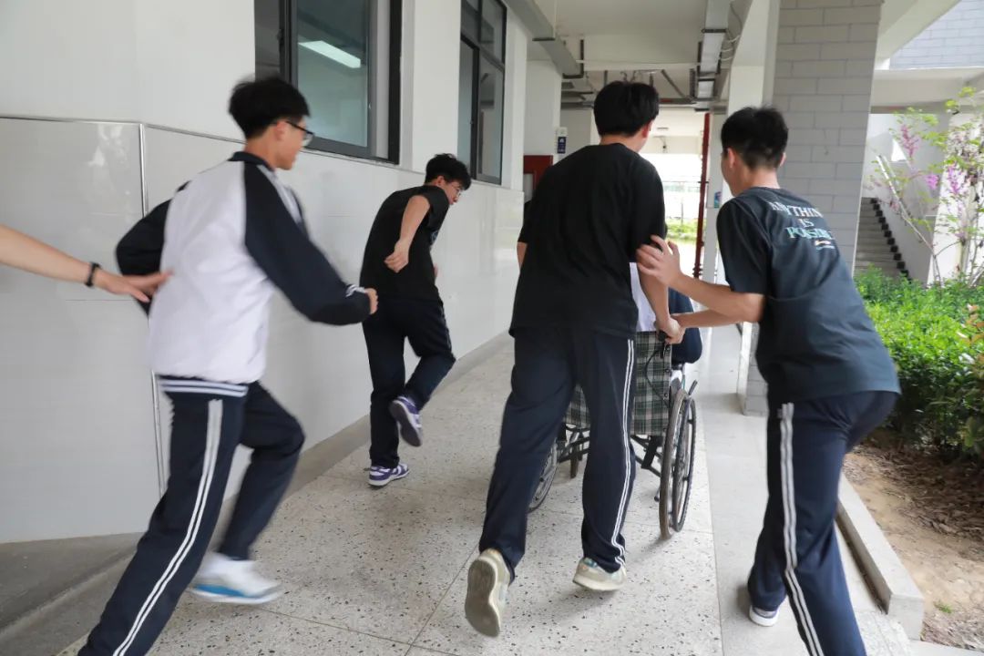 缙云县壶镇中学师生在4分钟内全部有序撤离到了操场,受伤的同学也不落