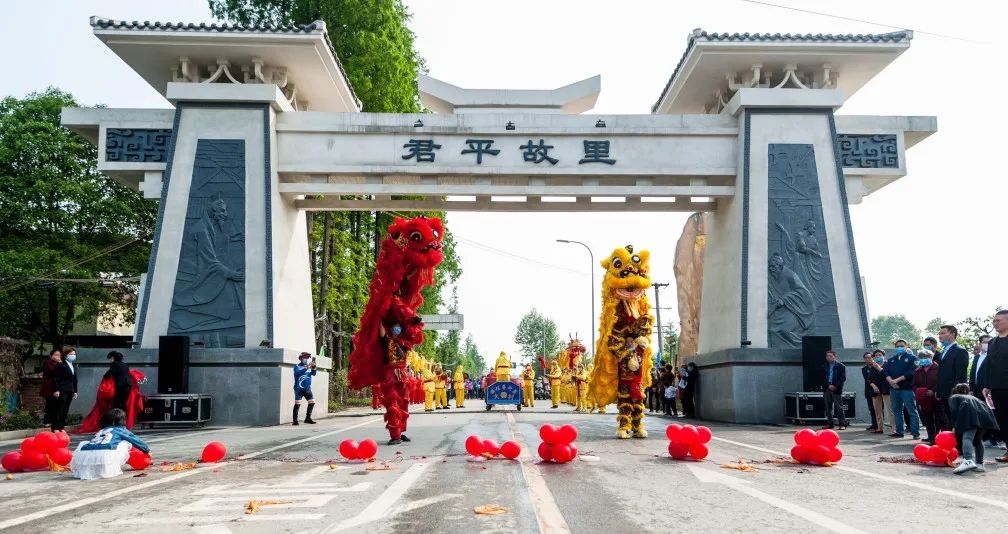 君平故事还可以竞技登山骑游寻觅梨花爱情,烹享林间美食拥有平乐寺,君