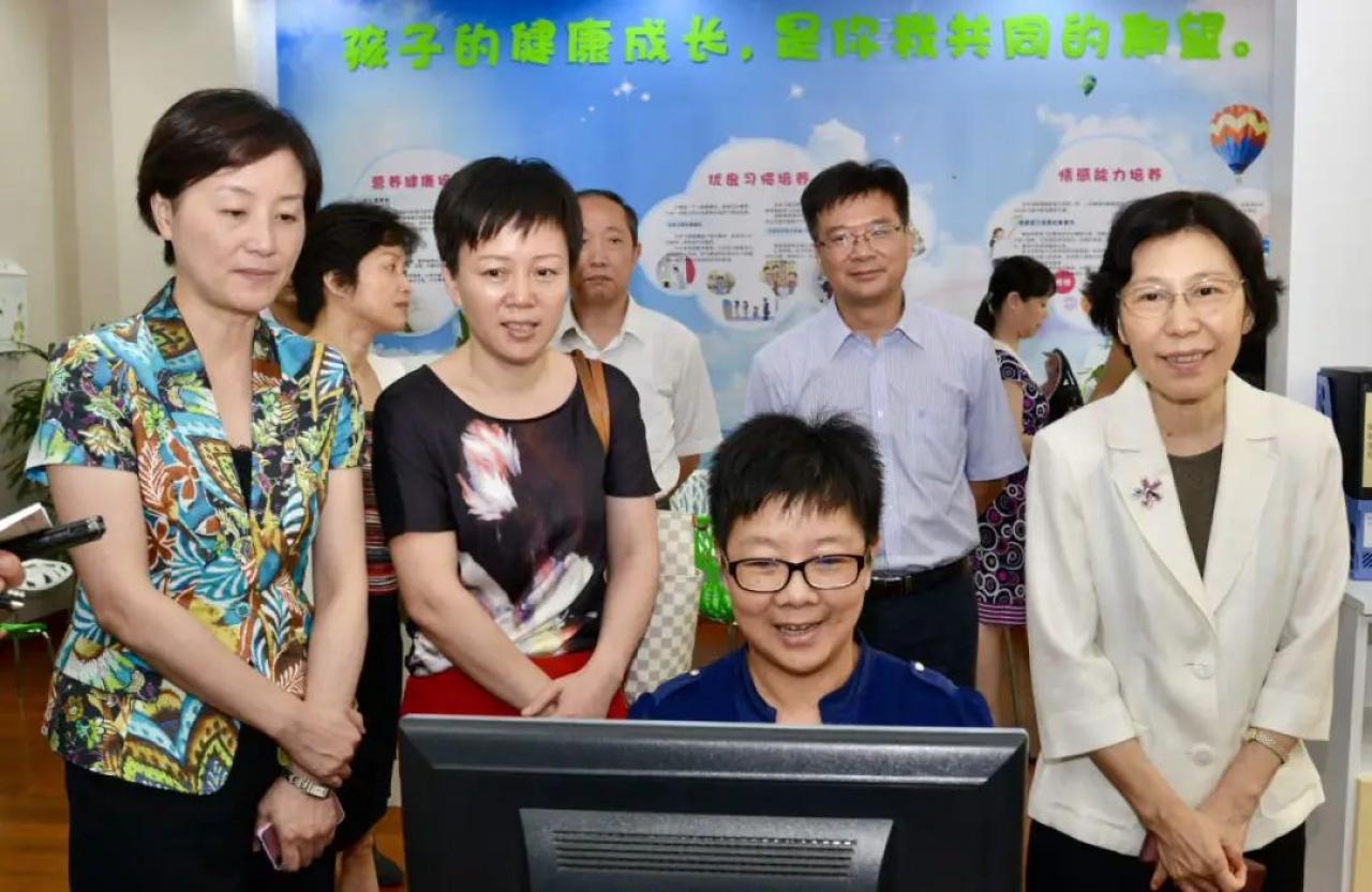 吴慧春依然在不遗余力地发挥自己的热量,对接联系上海欧美同学会,一边