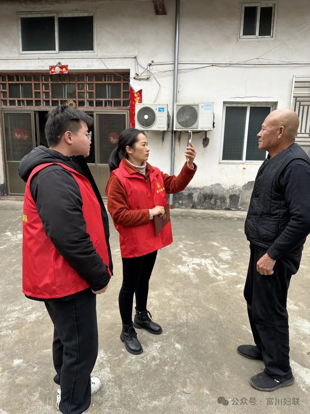 李桃红,社区支部书记,主任,村妇联执委,荣获2023年广西"最美基层妇联