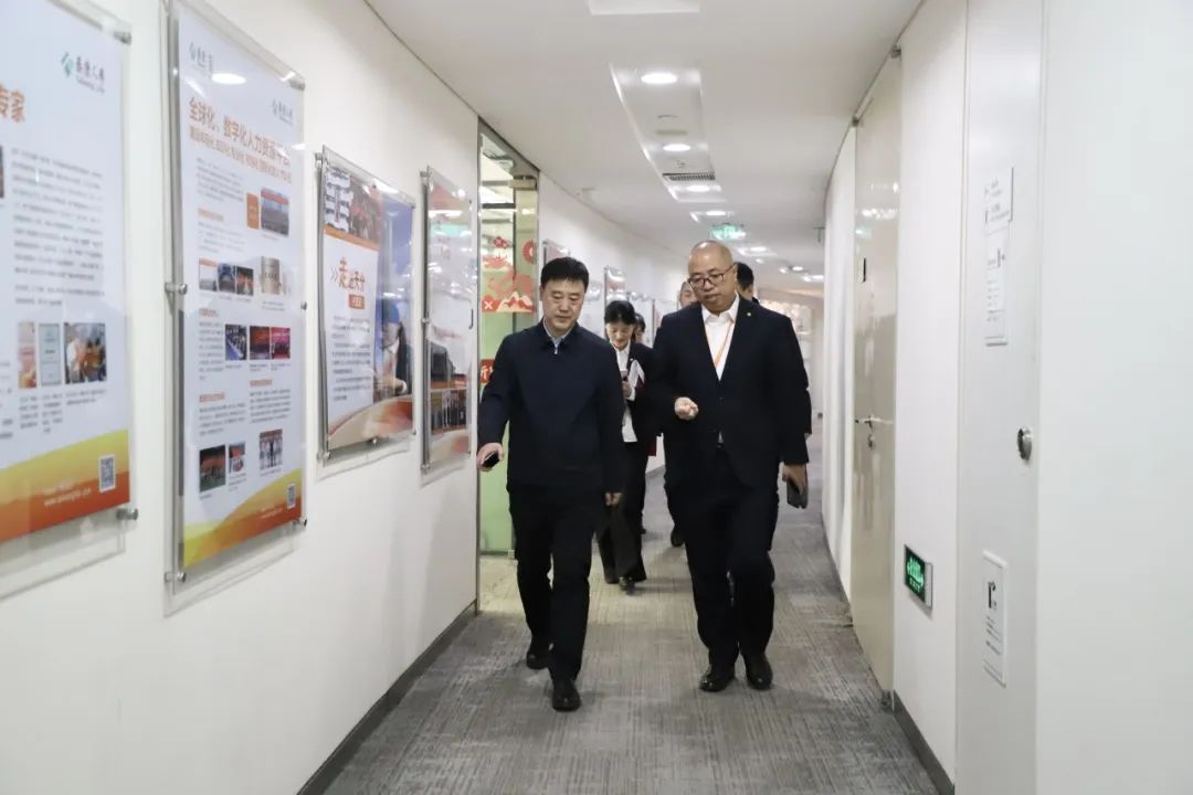 调研期间,陈宁与泰康人寿保险天津分公司的负责人亲切交谈,实地察看