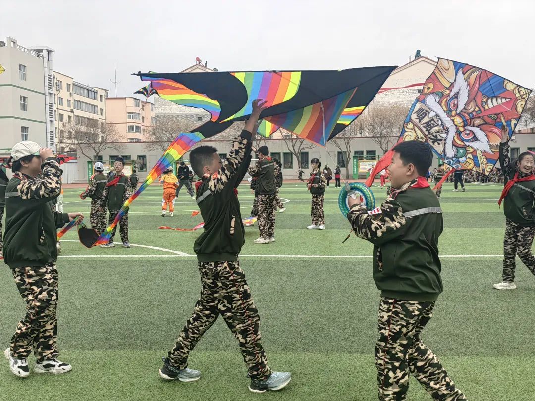 "跃"运动"悦"健康  ——-五塔寺东街小学开展"筝舞蓝天 放飞梦想"风筝