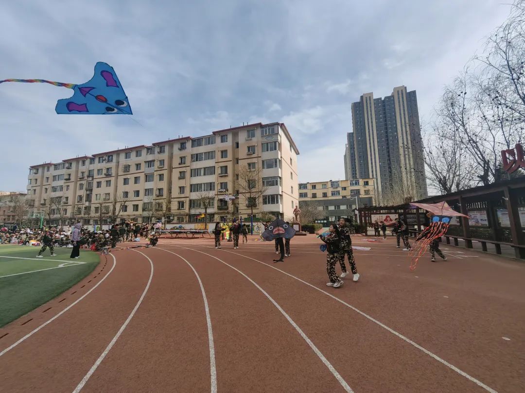 "跃"运动"悦"健康  ——-五塔寺东街小学开展"筝舞蓝天 放飞梦想"风筝