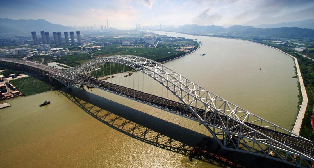 设计了首座跨运营高铁的转体斜拉桥—杭长客专跨武广高铁独塔斜拉桥