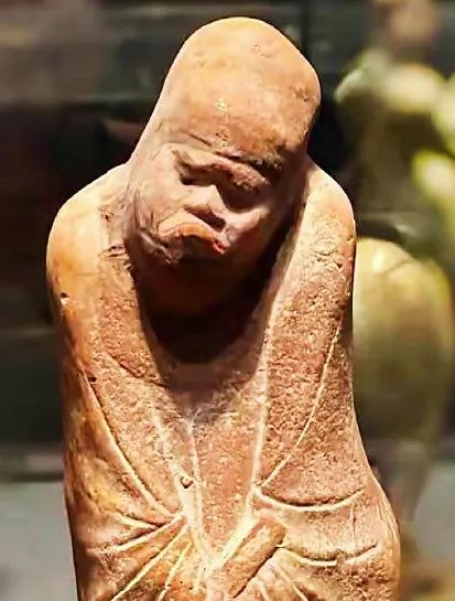 彩绘陶缩脖俑此外,唐代的三彩工艺日臻成熟,墓葬中开始大量出现三彩俑