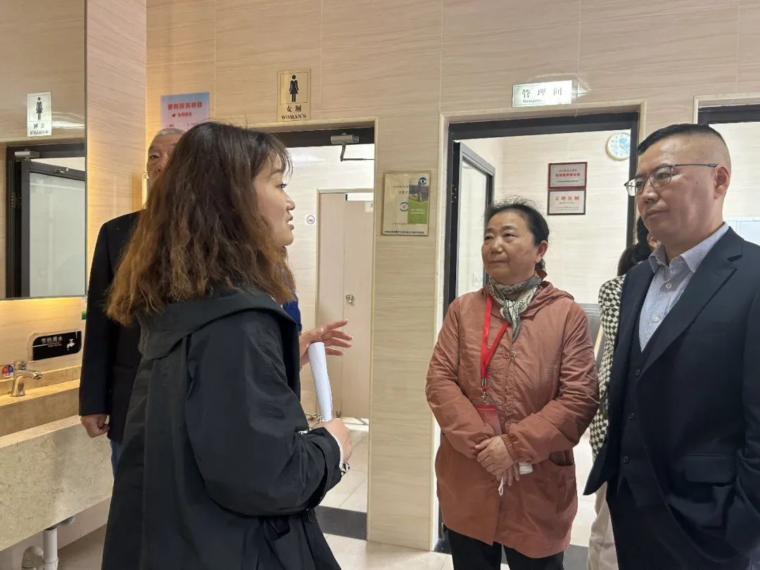 今年,嘉定将完成"全区60%环卫公厕适老化适幼化"改造,以暖心举措惠