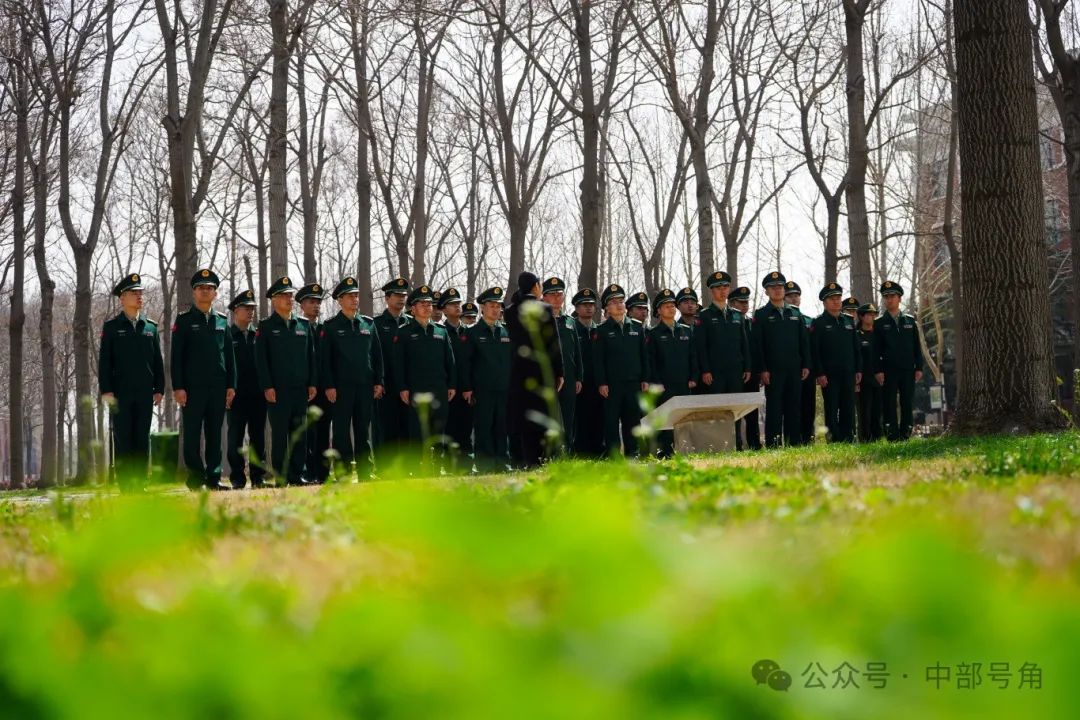 武警河北总队廊坊支队官兵们来到釜山开展祭扫活动为无名烈士擦拭墓碑
