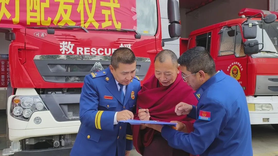 各县区动态ii加查县举行2024年弱点酥油灯配发仪式